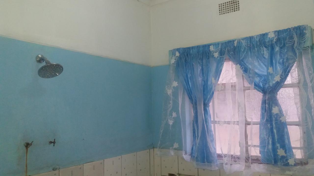 Kumunzi Backpackers Hostel Lusaka Buitenkant foto