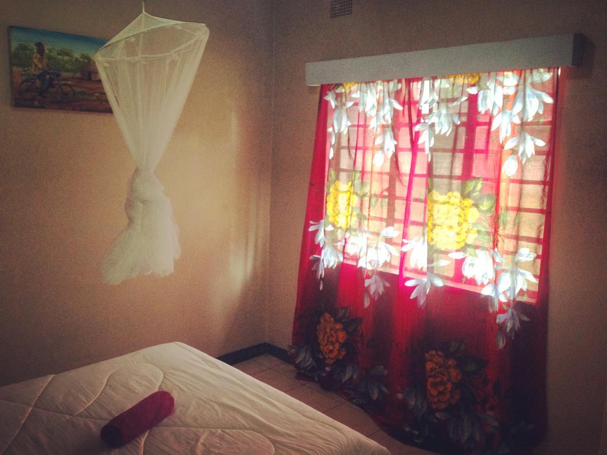 Kumunzi Backpackers Hostel Lusaka Buitenkant foto